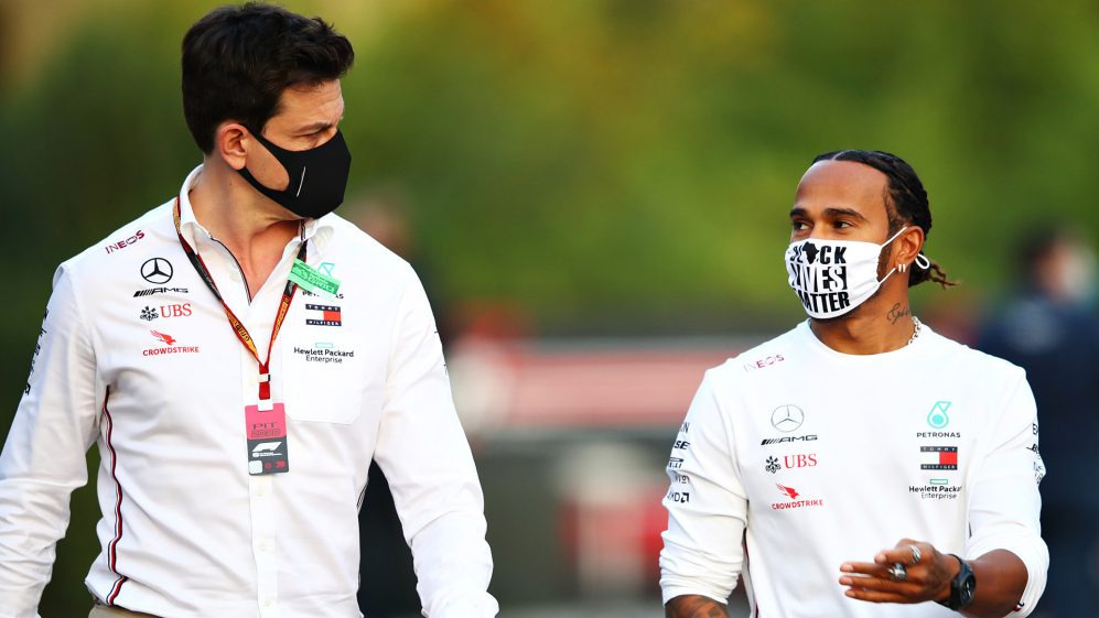 2022赛季F1梅赛德斯赛车涂装重回银色，汉密尔顿表示没有意见