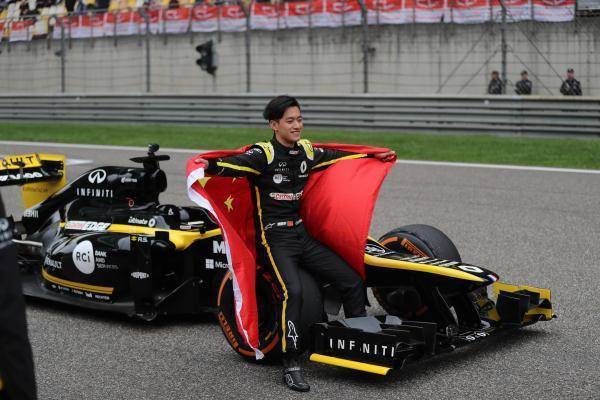 周冠宇成为中国首位F1正式车手，创造了历史！