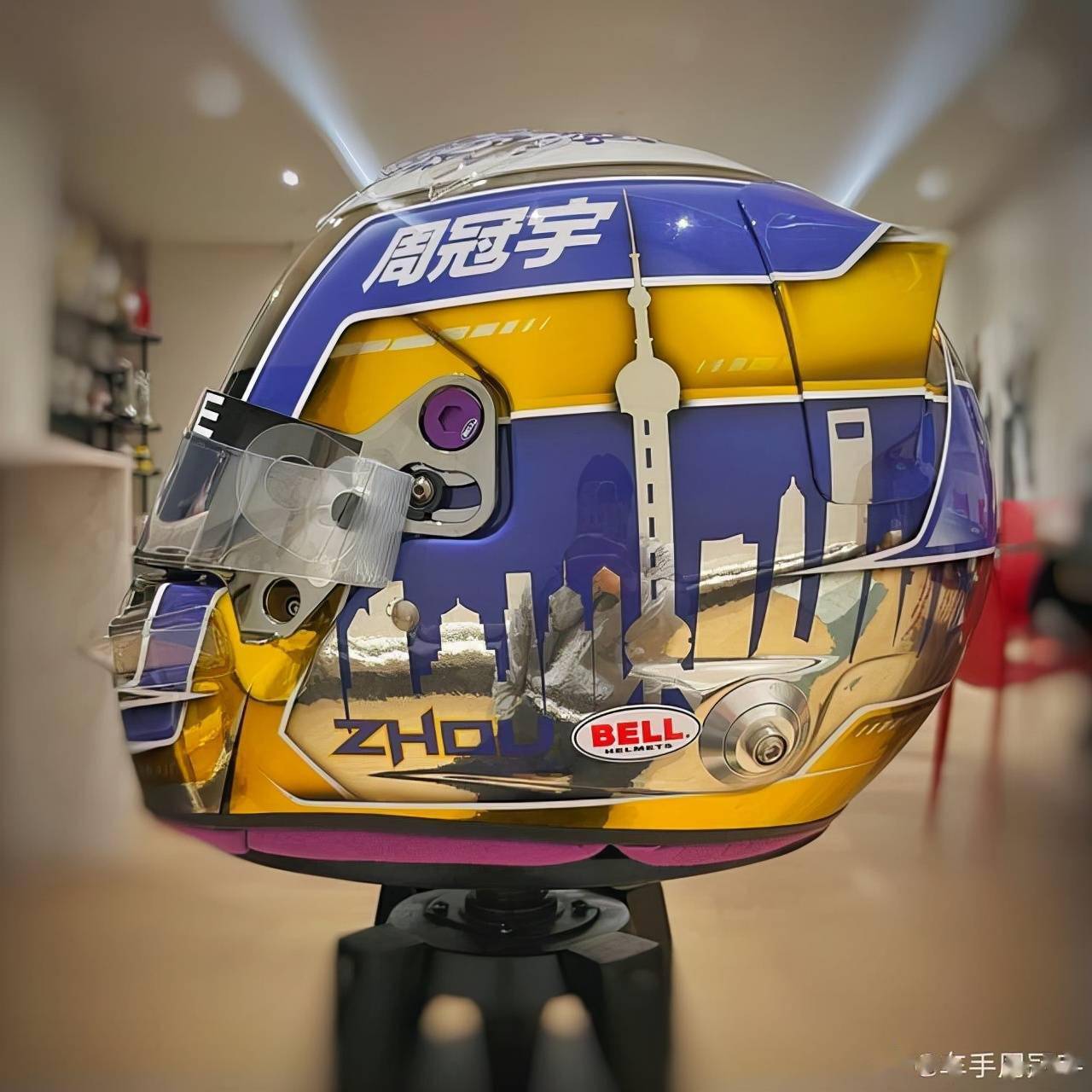 周冠宇新赛季车号选择24号紫金头盔，旨在致敬科比