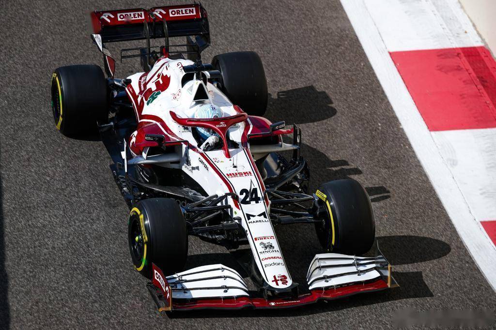 周冠宇坐进阿尔法·罗密欧赛车驾驶舱，正式开启F1生涯
