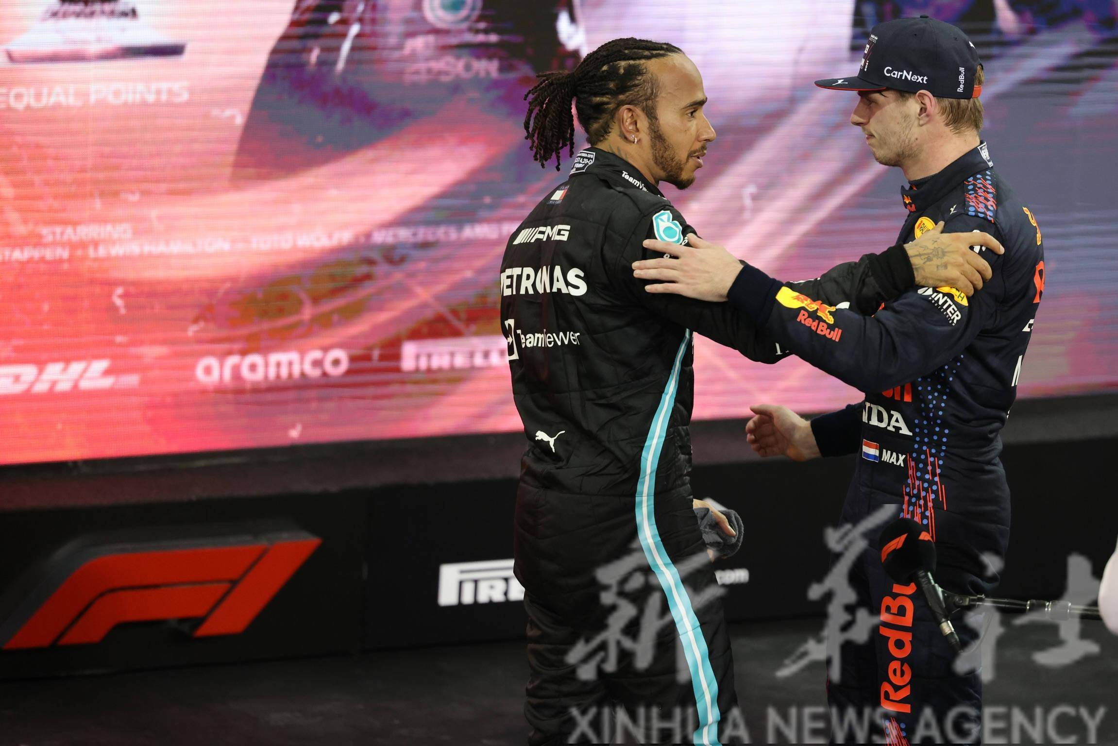 维斯塔潘夺得F12021赛季年度总冠军