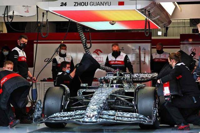 F1阿尔法罗密欧公布新赛车涂装，周冠宇F1赛车亮相