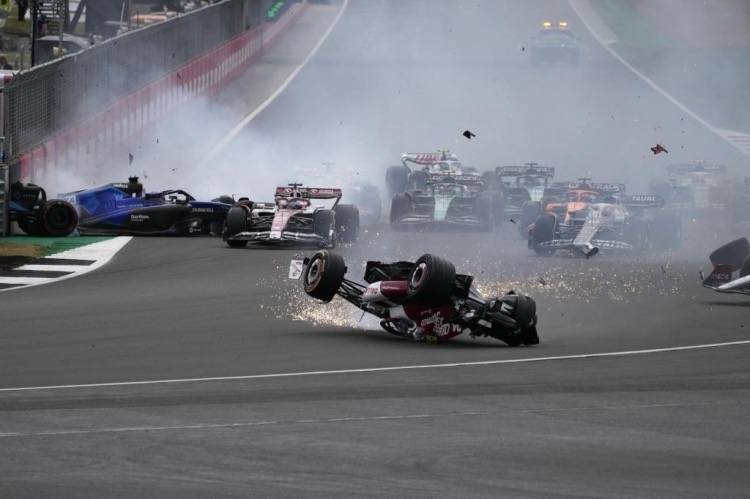 F1英国大奖赛发生事故，周冠宇与拉塞尔相撞