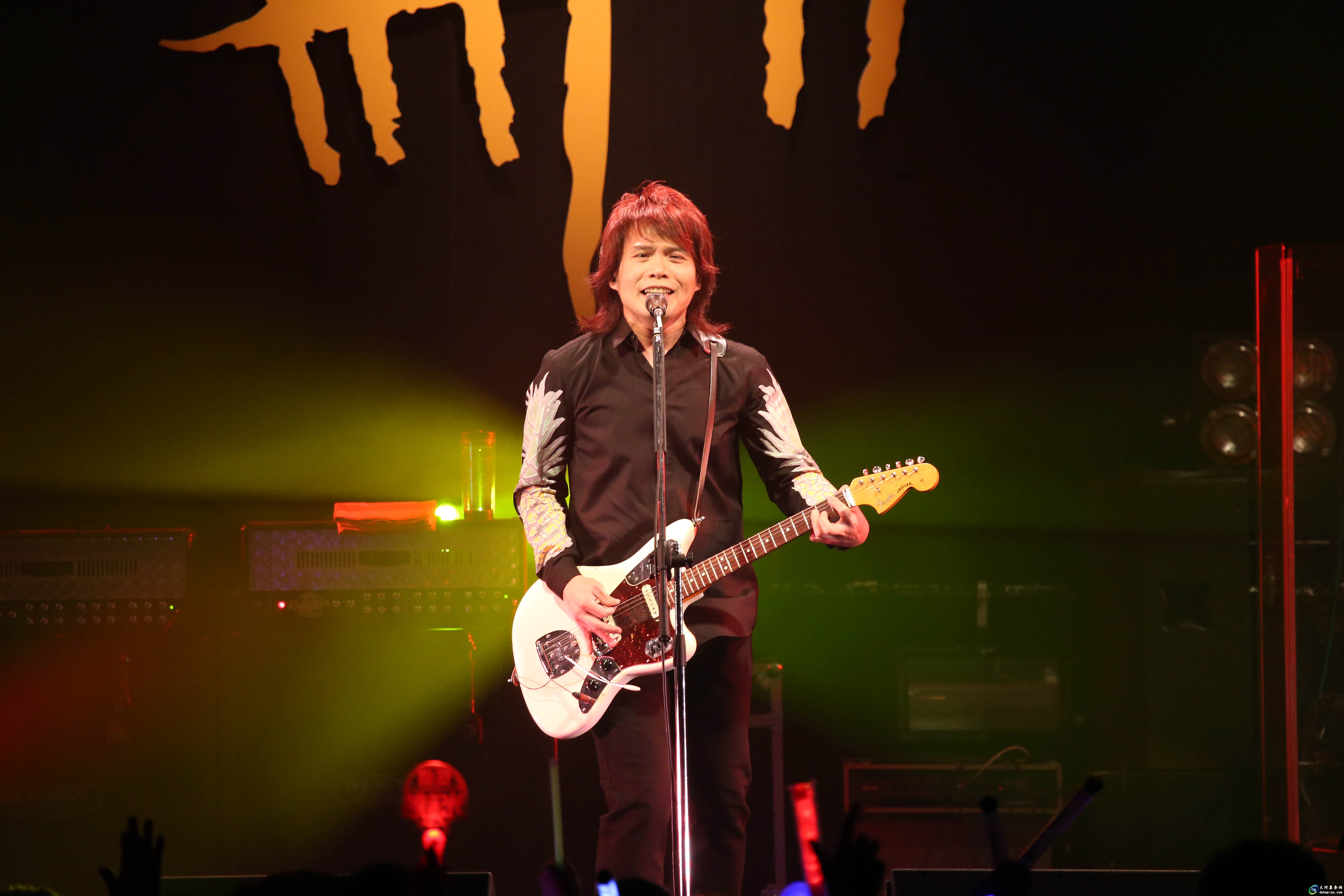 此次rock star演唱会曲目将横跨十二张创作专辑,你可以窥见伍佰各时期