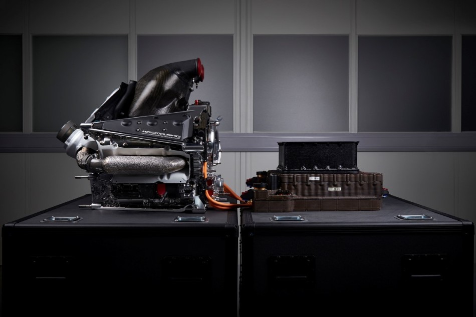 2015F1赛季新车：梅赛德斯W06正视图