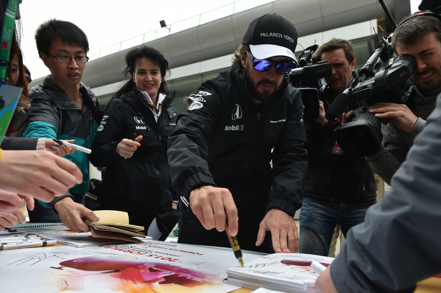 2015上海F1车迷签名会及维修区参观图集