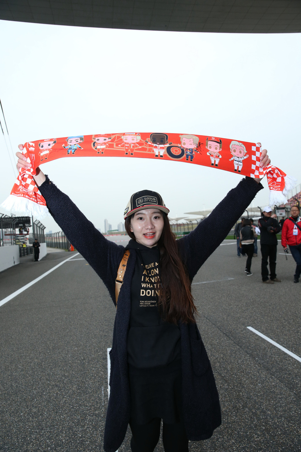 2015上海F1车迷签名会及维修区参观图集