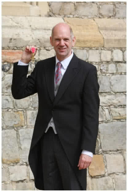 纽维被英王授予OBE勋章。