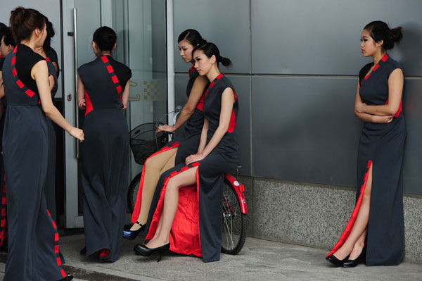 车模旗袍装助阵上海F1赛 曲线毕露美女酷爱自拍