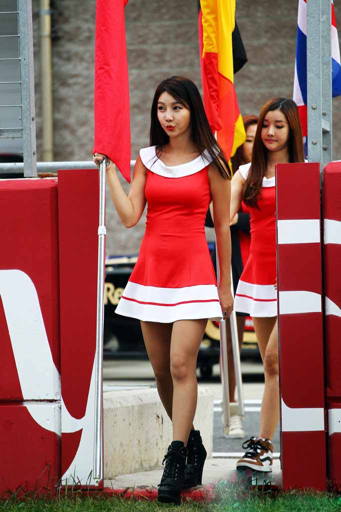 韩国赛车宝贝惊艳F1赛场 性感短裙装秀美腿